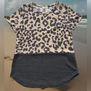 VIAMOR Small Animal Print Color Block Short Sleeve Top NWOT P0108